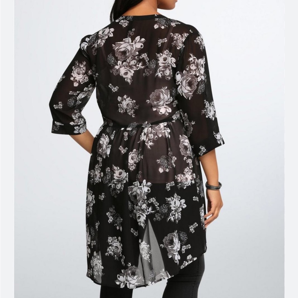 Torrid black and white top, Size 1